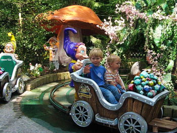 Kleine Kinder in der Zwergenbahn im Europa-Park Zwergenbahn
