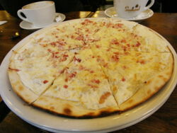 Flammekuchen - die kulinarische Spezialität im Elsass Flammekuchen