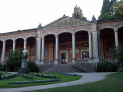 Dieses Bild basiert auf der freien Enzyklopädie Wikipedia und ist Public Domain. Der Urheber des Bildes ist Akunin Trinkhalle Kurpark
