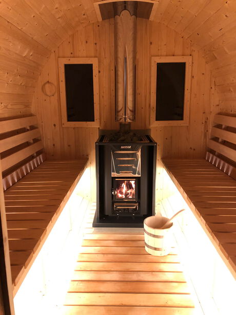 romantisches Holzfeuer in der mobilen Sauna Sauna